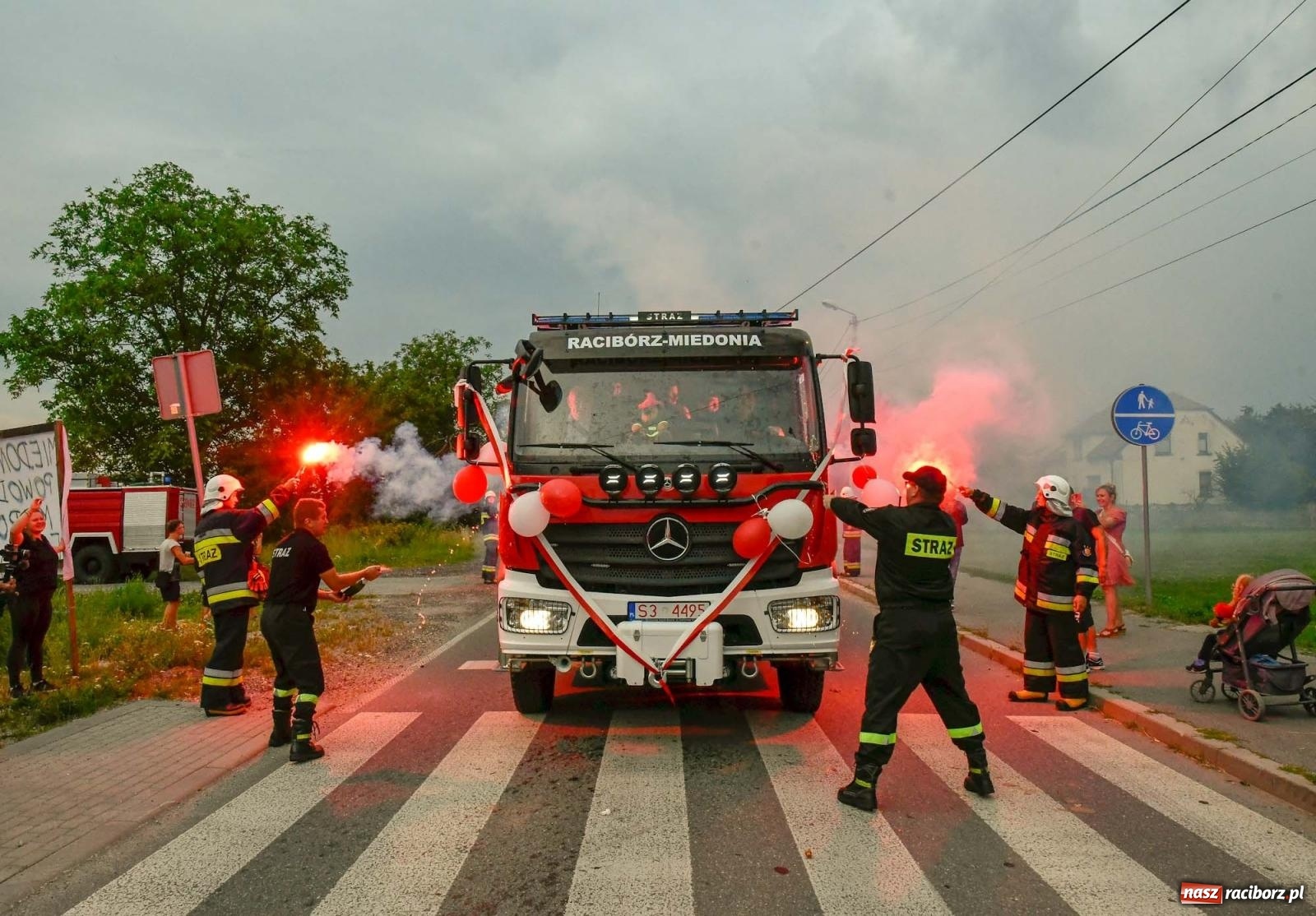 Zdjęcie w galerii na portalu naszraciborz.pl: Strażacy z Raciborza Miedoni przesiedli się do mercedesa [FOTO i WIDEO] wiadomości z regionu
