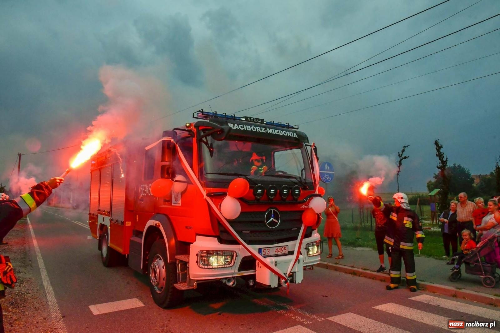 Zdjęcie w galerii na portalu naszraciborz.pl: Strażacy z Raciborza Miedoni przesiedli się do mercedesa [FOTO i WIDEO] wiadomości z regionu
