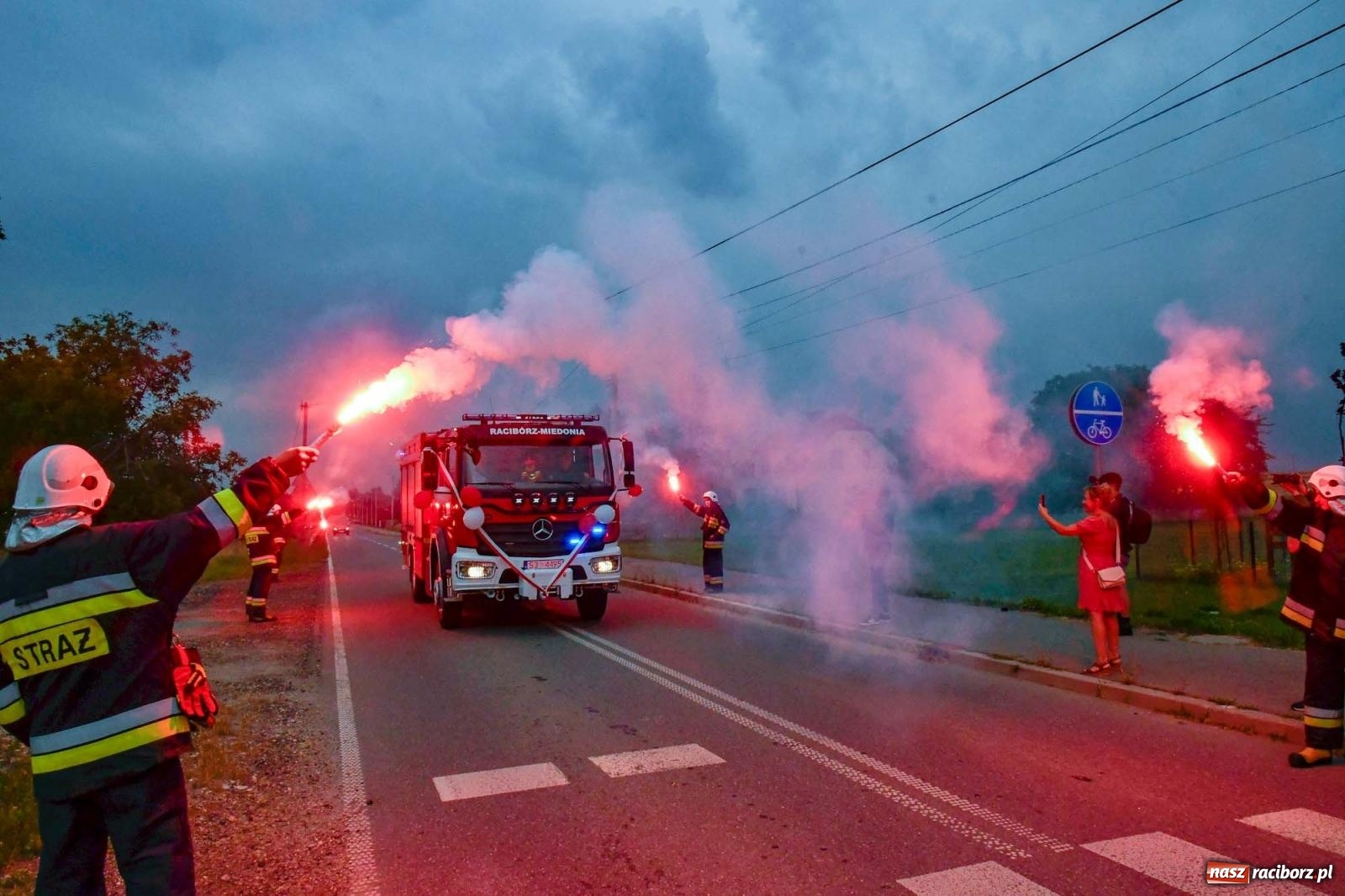 Zdjęcie w galerii na portalu naszraciborz.pl: Strażacy z Raciborza Miedoni przesiedli się do mercedesa [FOTO i WIDEO] wiadomości z regionu