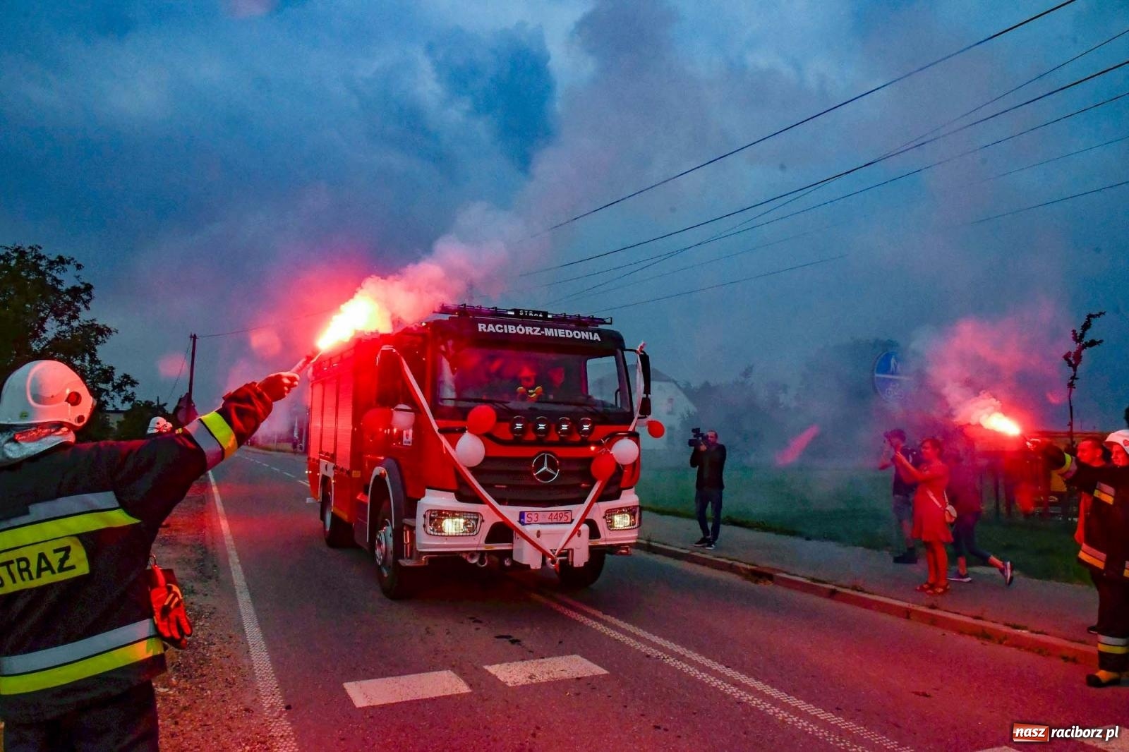 Zdjęcie w galerii na portalu naszraciborz.pl: Strażacy z Raciborza Miedoni przesiedli się do mercedesa [FOTO i WIDEO] wiadomości z regionu