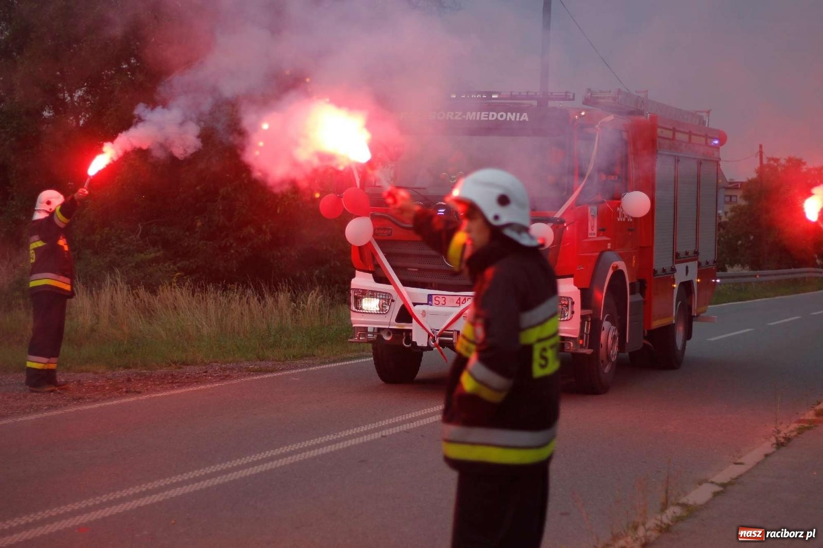 Zdjęcie w galerii na portalu naszraciborz.pl: Strażacy z Raciborza Miedoni przesiedli się do mercedesa [FOTO i WIDEO] wiadomości z regionu