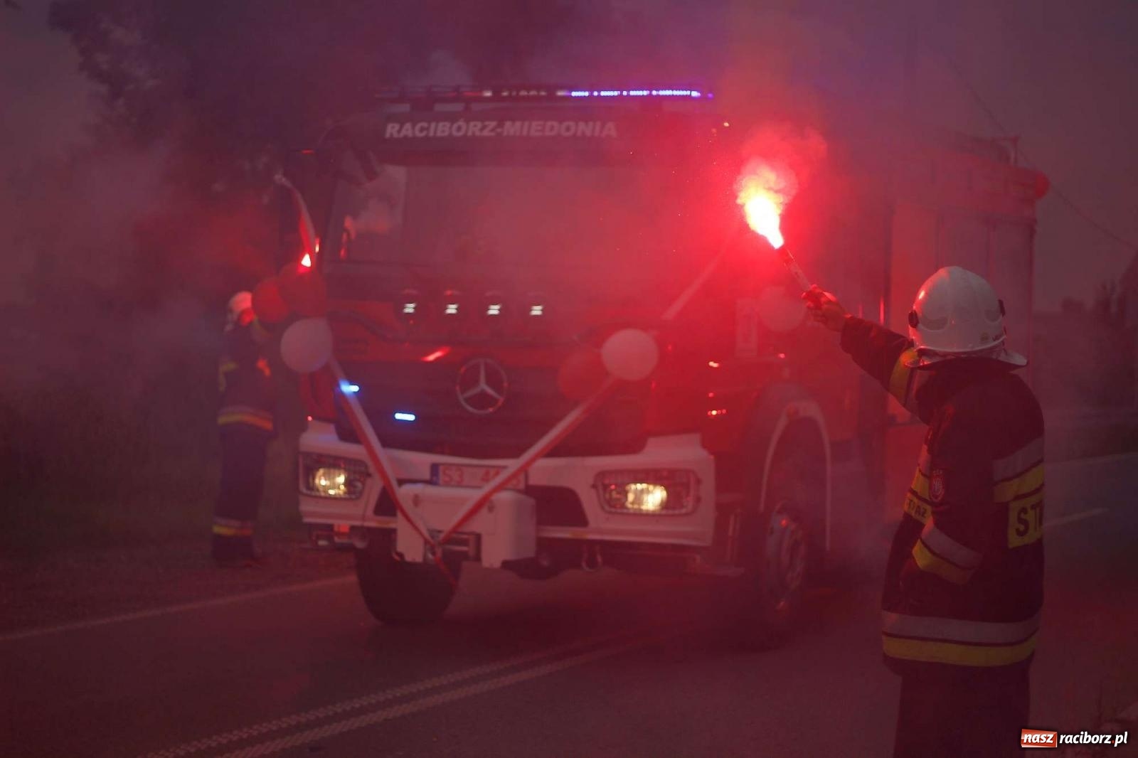 Zdjęcie w galerii na portalu naszraciborz.pl: Strażacy z Raciborza Miedoni przesiedli się do mercedesa [FOTO i WIDEO] wiadomości z regionu