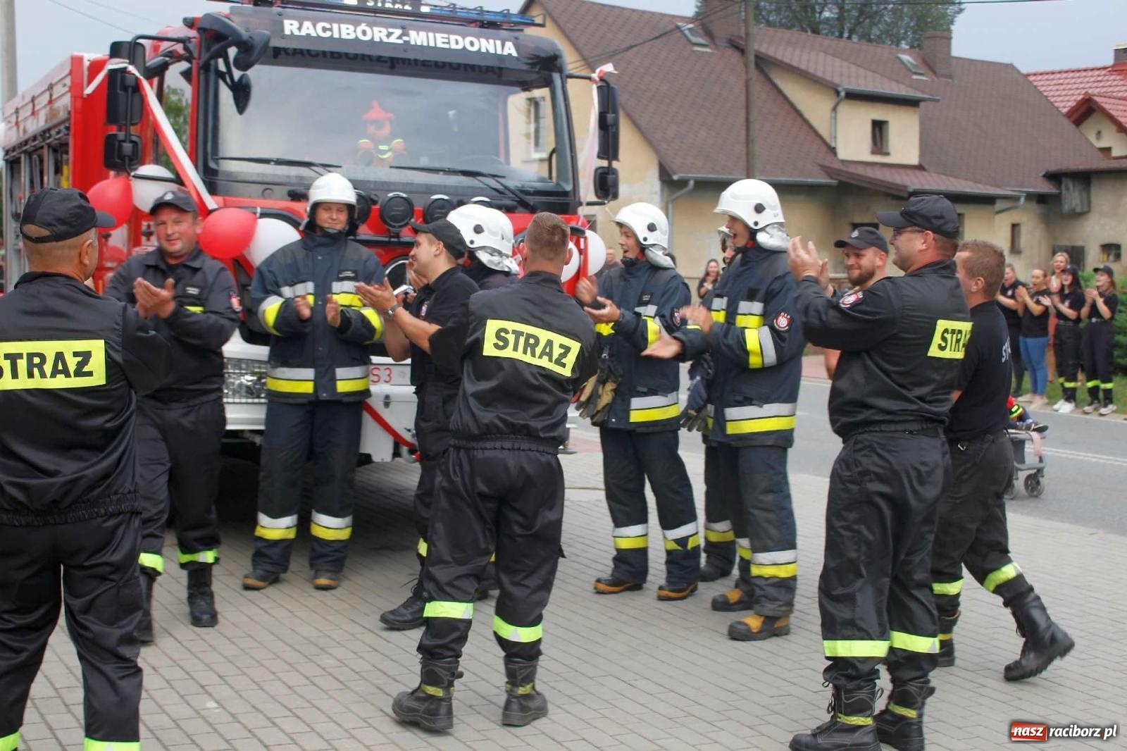 Zdjęcie w galerii na portalu naszraciborz.pl: Strażacy z Raciborza Miedoni przesiedli się do mercedesa [FOTO i WIDEO] wiadomości z regionu