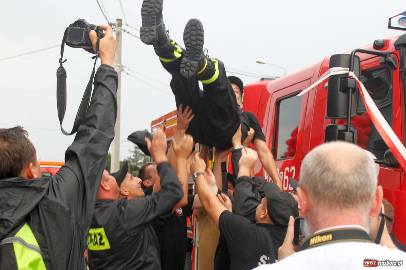 Zdjęcie w galerii na portalu naszraciborz.pl: Strażacy z Raciborza Miedoni przesiedli się do mercedesa [FOTO i WIDEO] wiadomości z regionu