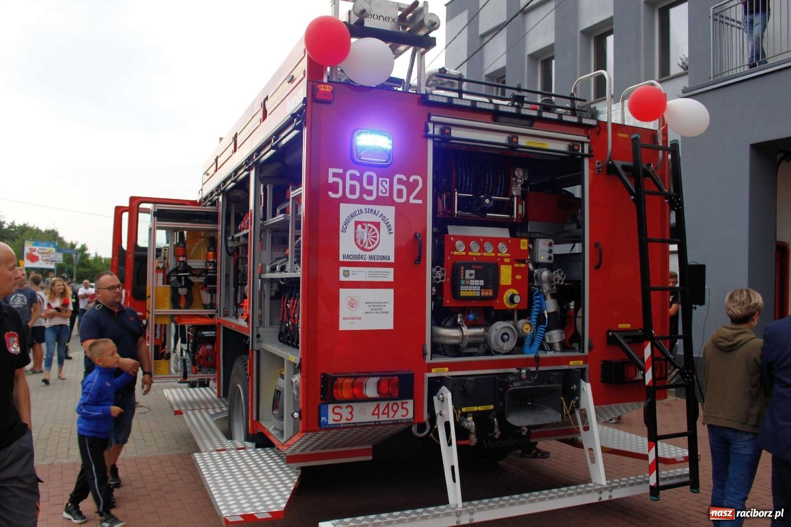 Zdjęcie w galerii na portalu naszraciborz.pl: Strażacy z Raciborza Miedoni przesiedli się do mercedesa [FOTO i WIDEO] wiadomości z regionu