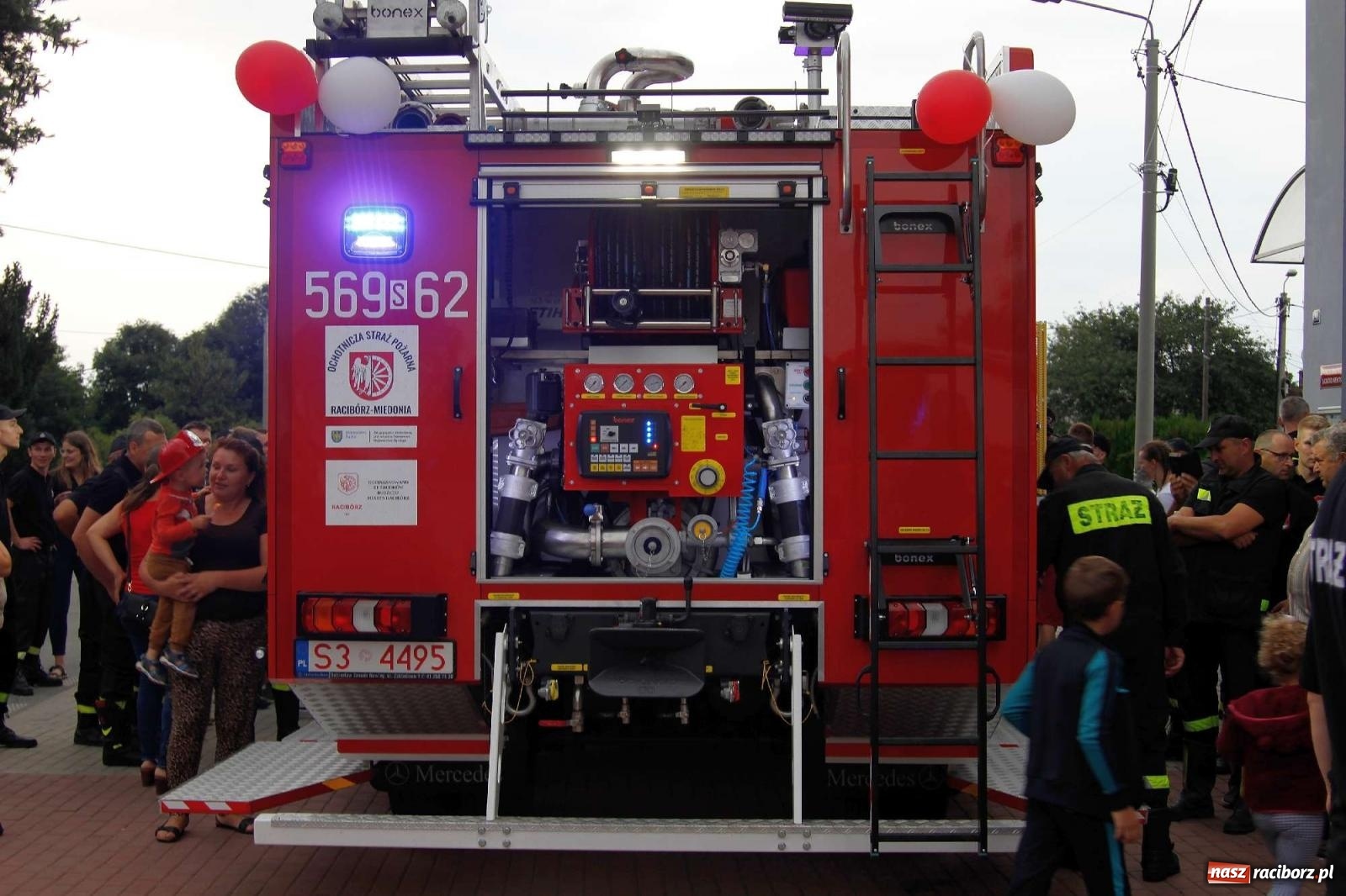 Zdjęcie w galerii na portalu naszraciborz.pl: Strażacy z Raciborza Miedoni przesiedli się do mercedesa [FOTO i WIDEO] wiadomości z regionu