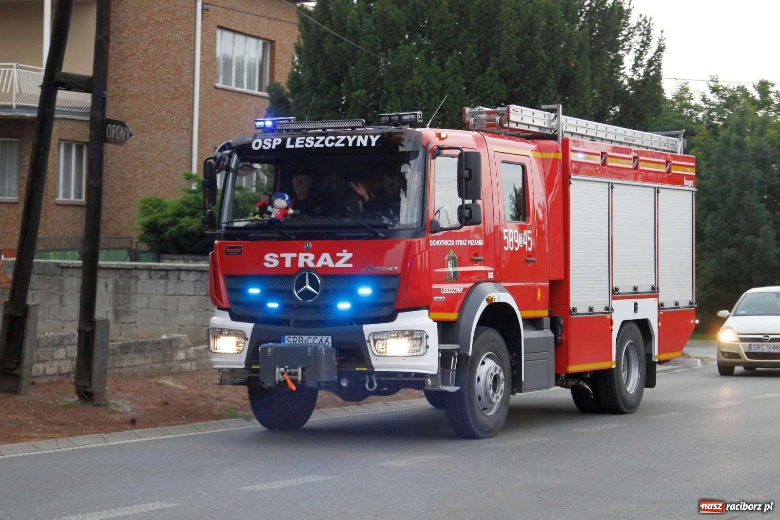 Zdjęcie w galerii na portalu naszraciborz.pl: Strażacy z Raciborza Miedoni przesiedli się do mercedesa [FOTO i WIDEO] wiadomości z regionu
