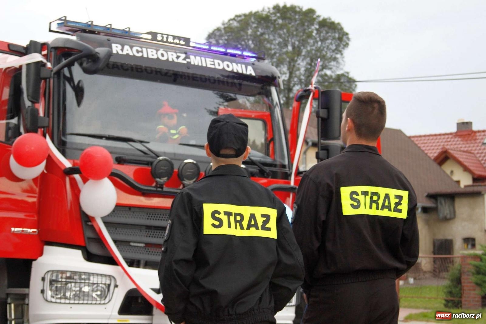 Zdjęcie w galerii na portalu naszraciborz.pl: Strażacy z Raciborza Miedoni przesiedli się do mercedesa [FOTO i WIDEO] wiadomości z regionu