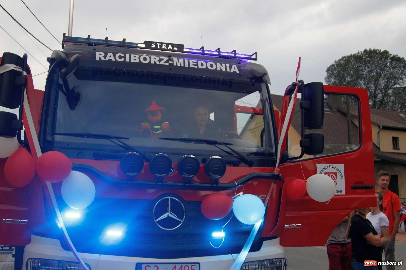 Zdjęcie w galerii na portalu naszraciborz.pl: Strażacy z Raciborza Miedoni przesiedli się do mercedesa [FOTO i WIDEO] wiadomości z regionu