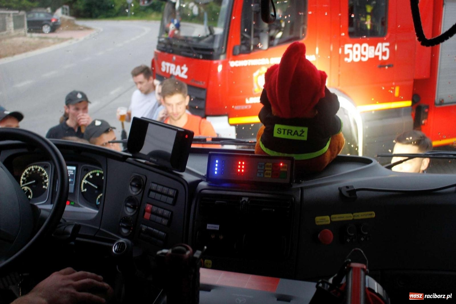 Zdjęcie w galerii na portalu naszraciborz.pl: Strażacy z Raciborza Miedoni przesiedli się do mercedesa [FOTO i WIDEO] wiadomości z regionu