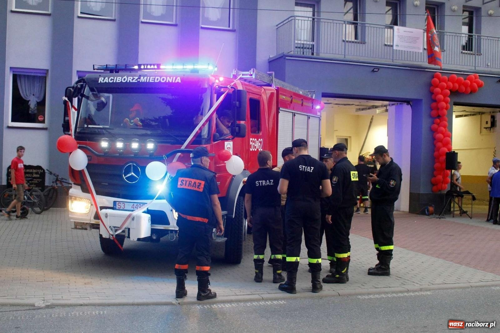 Zdjęcie w galerii na portalu naszraciborz.pl: Strażacy z Raciborza Miedoni przesiedli się do mercedesa [FOTO i WIDEO] wiadomości z regionu