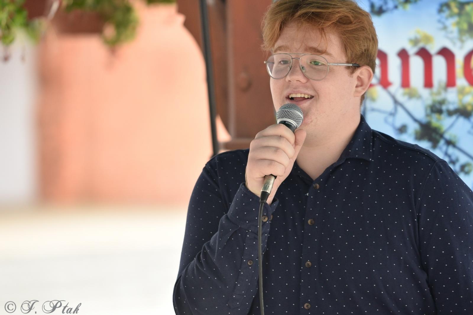 Zdjęcie w galerii na portalu naszraciborz.pl: Przy zamkowej studni i w Etiudzie za muzeum wiadomości z regionu