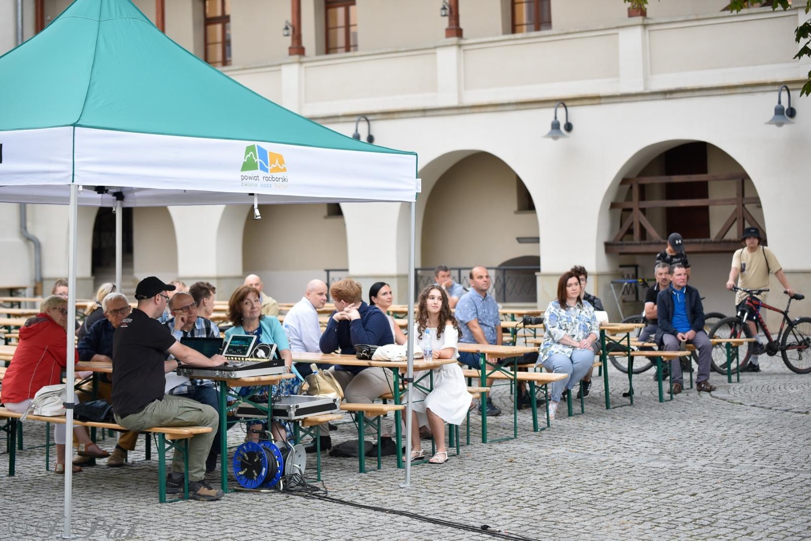 Zdjęcie w galerii na portalu naszraciborz.pl: Przy zamkowej studni i w Etiudzie za muzeum wiadomości z regionu