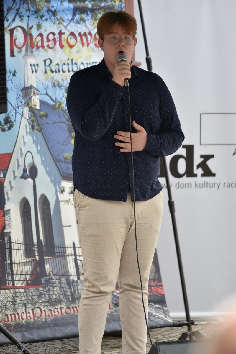 Zdjęcie w galerii na portalu naszraciborz.pl: Przy zamkowej studni i w Etiudzie za muzeum wiadomości z regionu