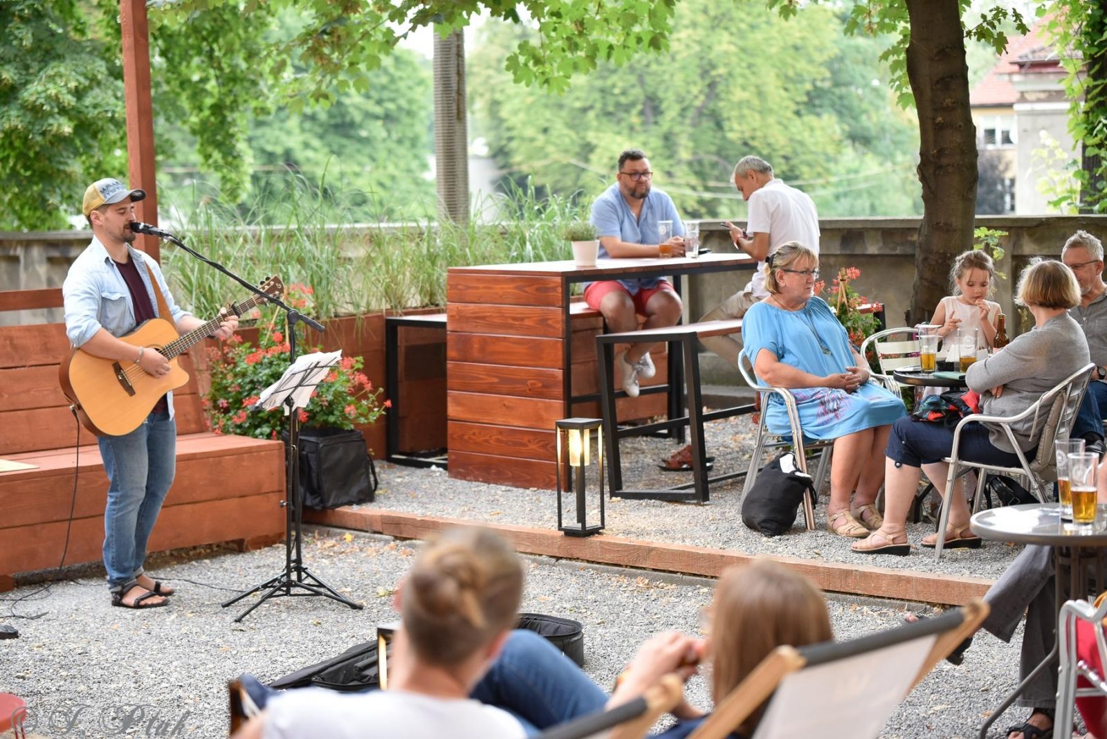 Zdjęcie w galerii na portalu naszraciborz.pl: Przy zamkowej studni i w Etiudzie za muzeum wiadomości z regionu