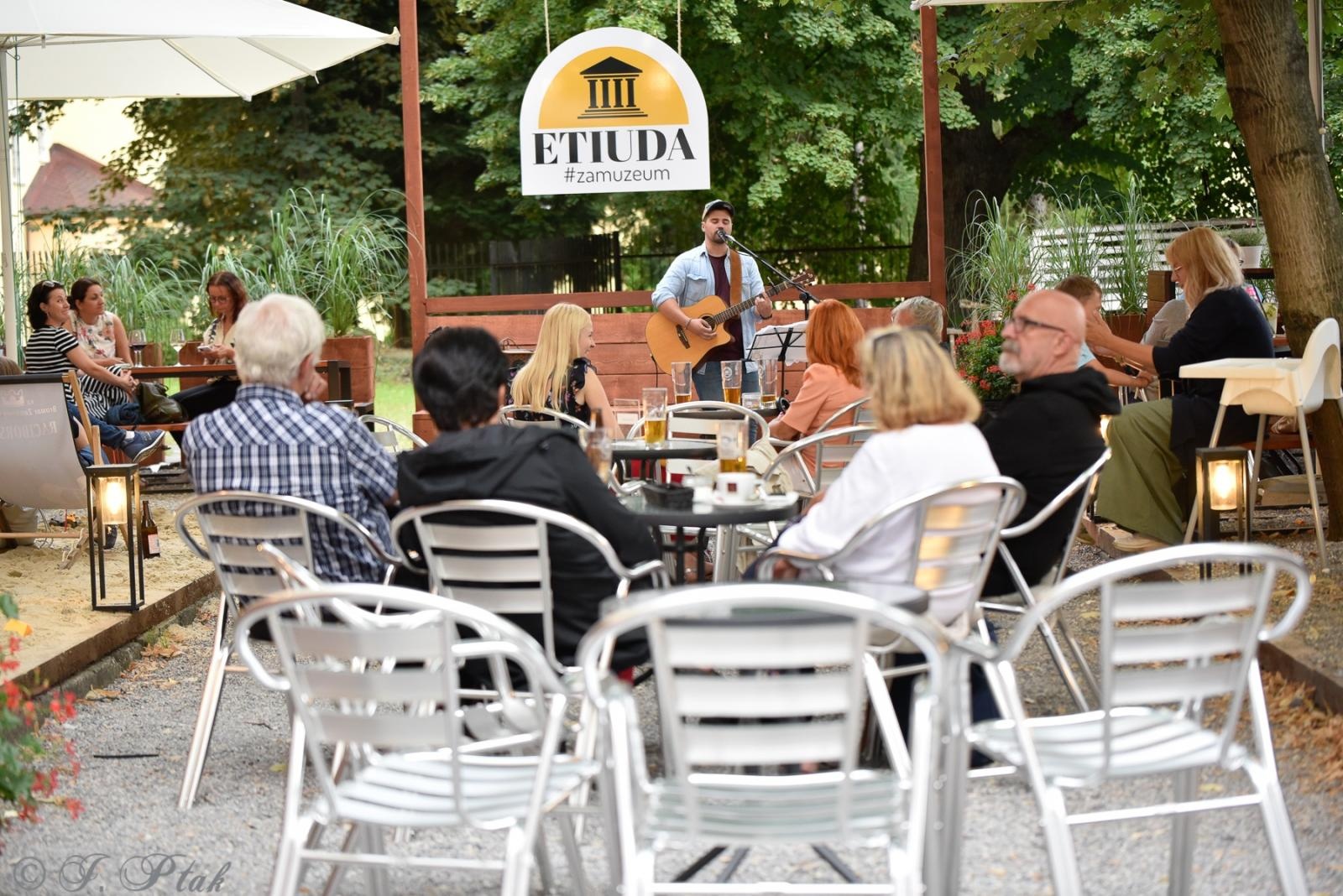 Zdjęcie w galerii na portalu naszraciborz.pl: Przy zamkowej studni i w Etiudzie za muzeum wiadomości z regionu