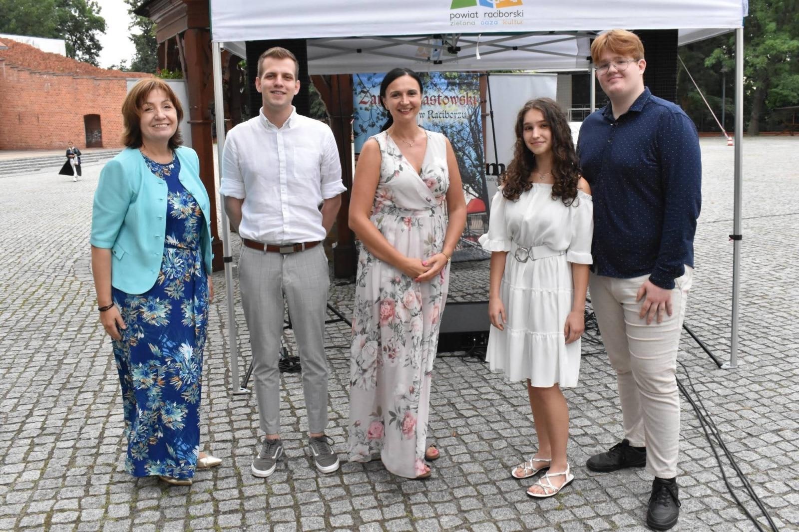 Zdjęcie w galerii na portalu naszraciborz.pl: Przy zamkowej studni i w Etiudzie za muzeum wiadomości z regionu