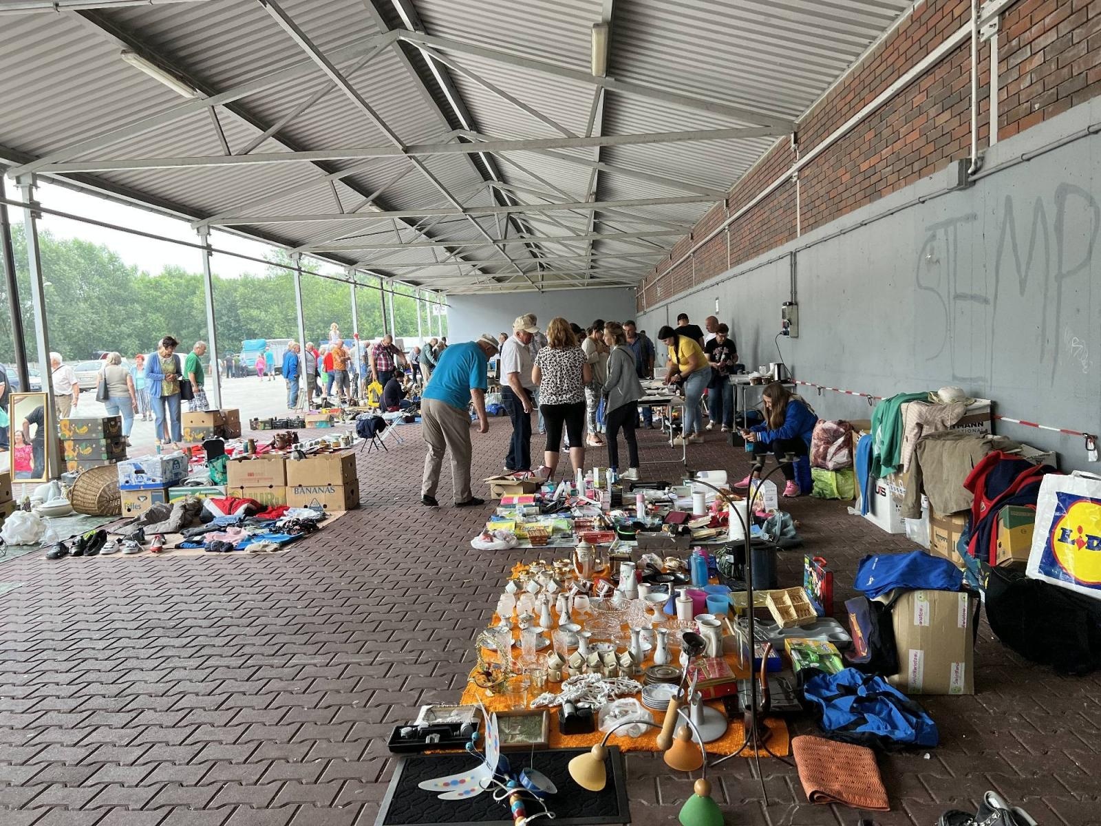 Zdjęcie w galerii na portalu naszraciborz.pl: Obserwacyjny Heuer i tajlandzki rarytas na targu w Pietrowicach Wielkich wiadomości z regionu