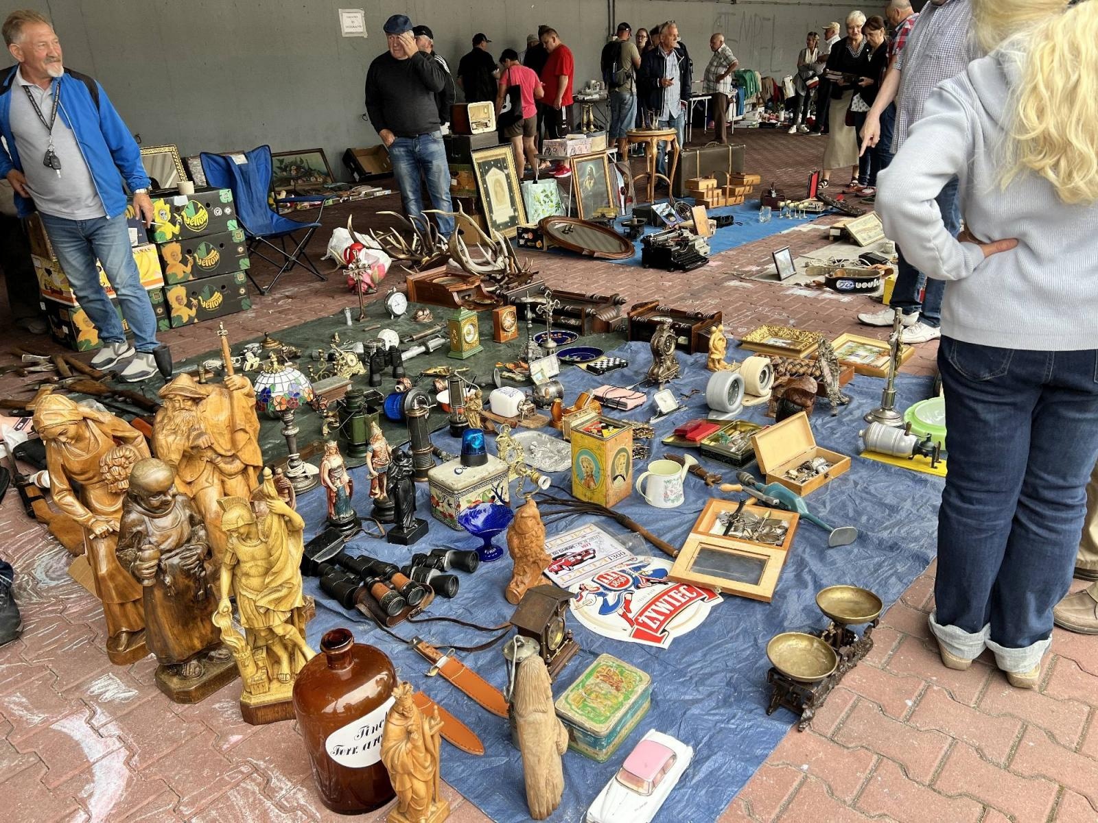 Zdjęcie w galerii na portalu naszraciborz.pl: Obserwacyjny Heuer i tajlandzki rarytas na targu w Pietrowicach Wielkich wiadomości z regionu