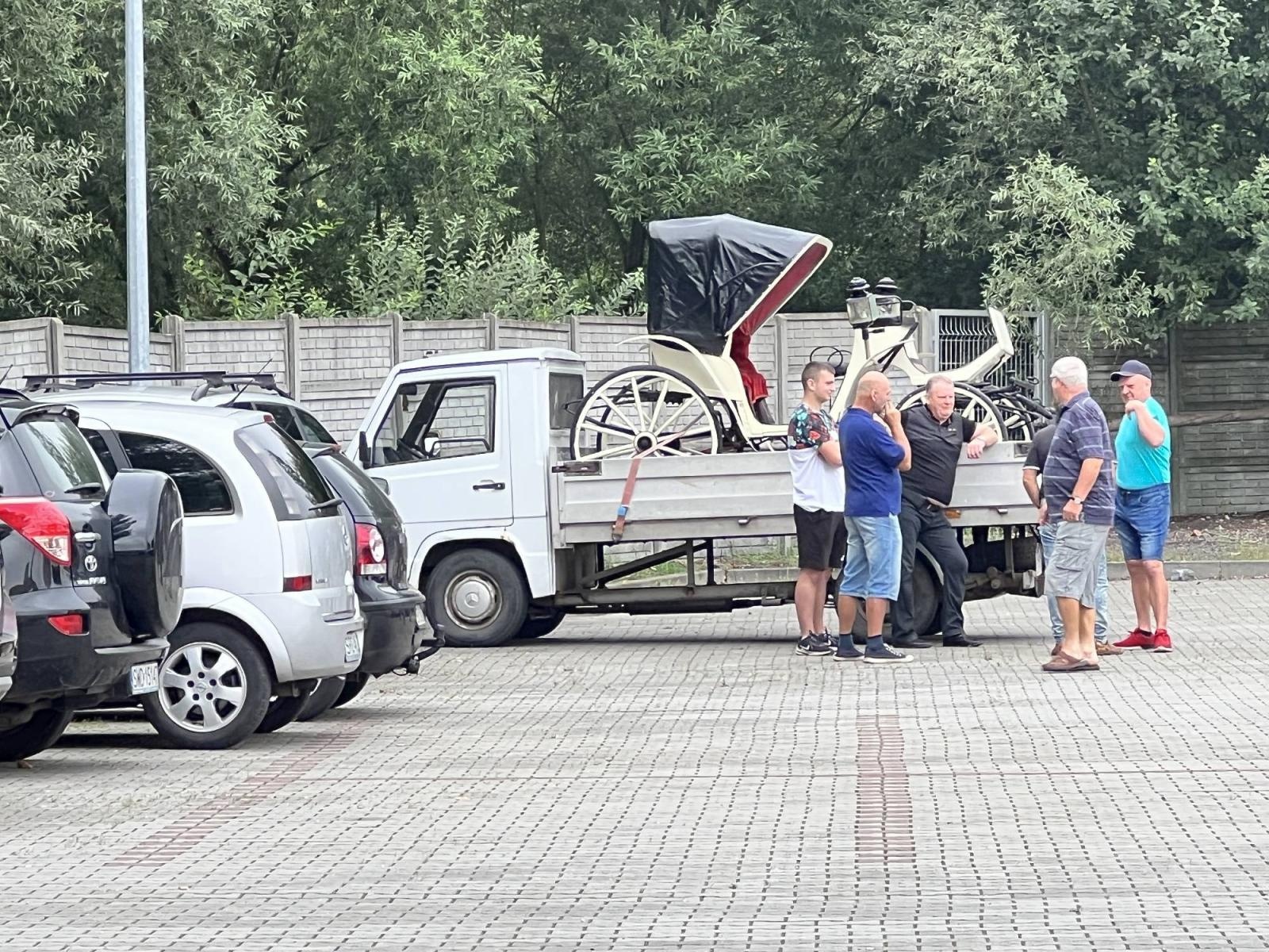 Zdjęcie w galerii na portalu naszraciborz.pl: Obserwacyjny Heuer i tajlandzki rarytas na targu w Pietrowicach Wielkich wiadomości z regionu