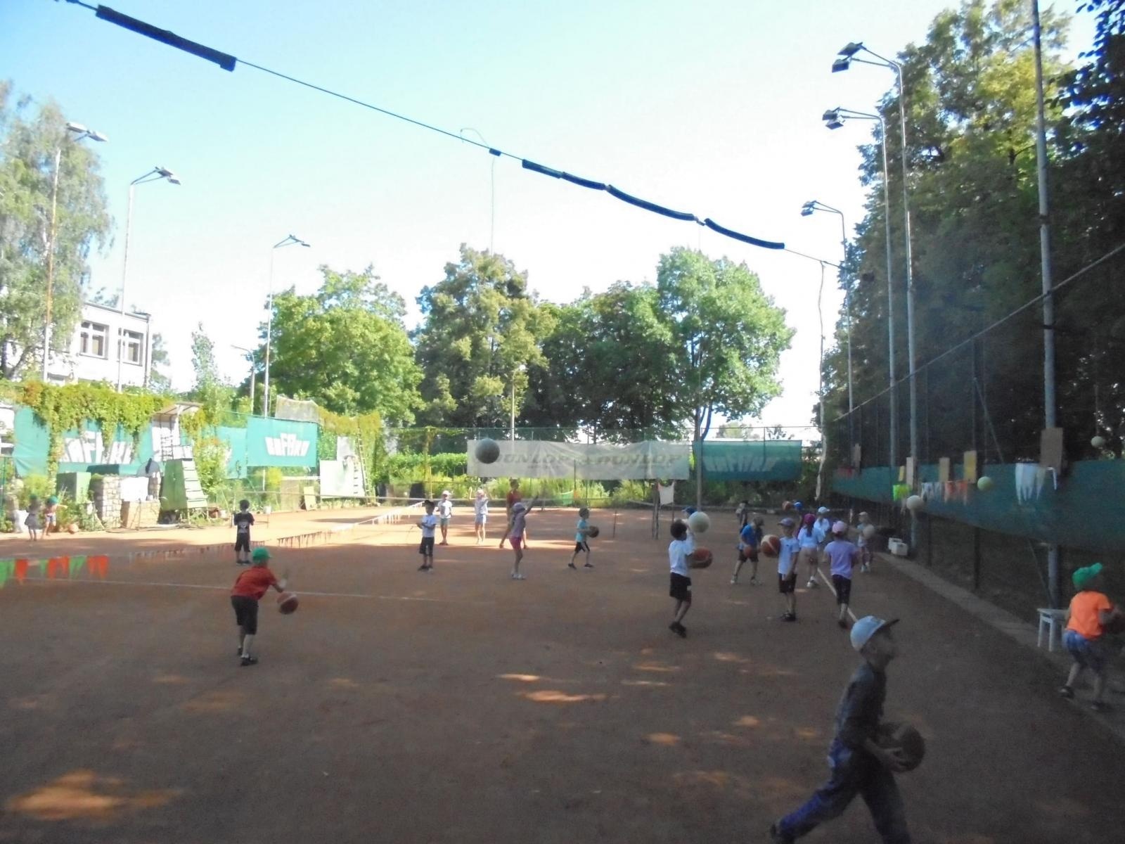 Zdjęcie w galerii na portalu naszraciborz.pl: Przedszkolaki z Bema na tenisowym korcie wiadomości z regionu