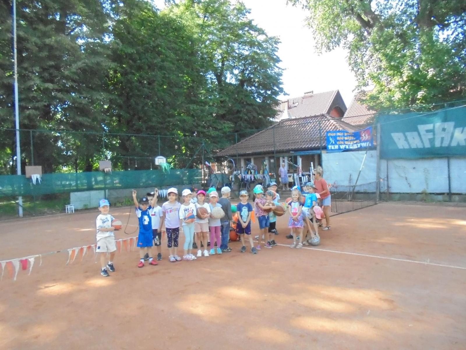Zdjęcie w galerii na portalu naszraciborz.pl: Przedszkolaki z Bema na tenisowym korcie wiadomości z regionu