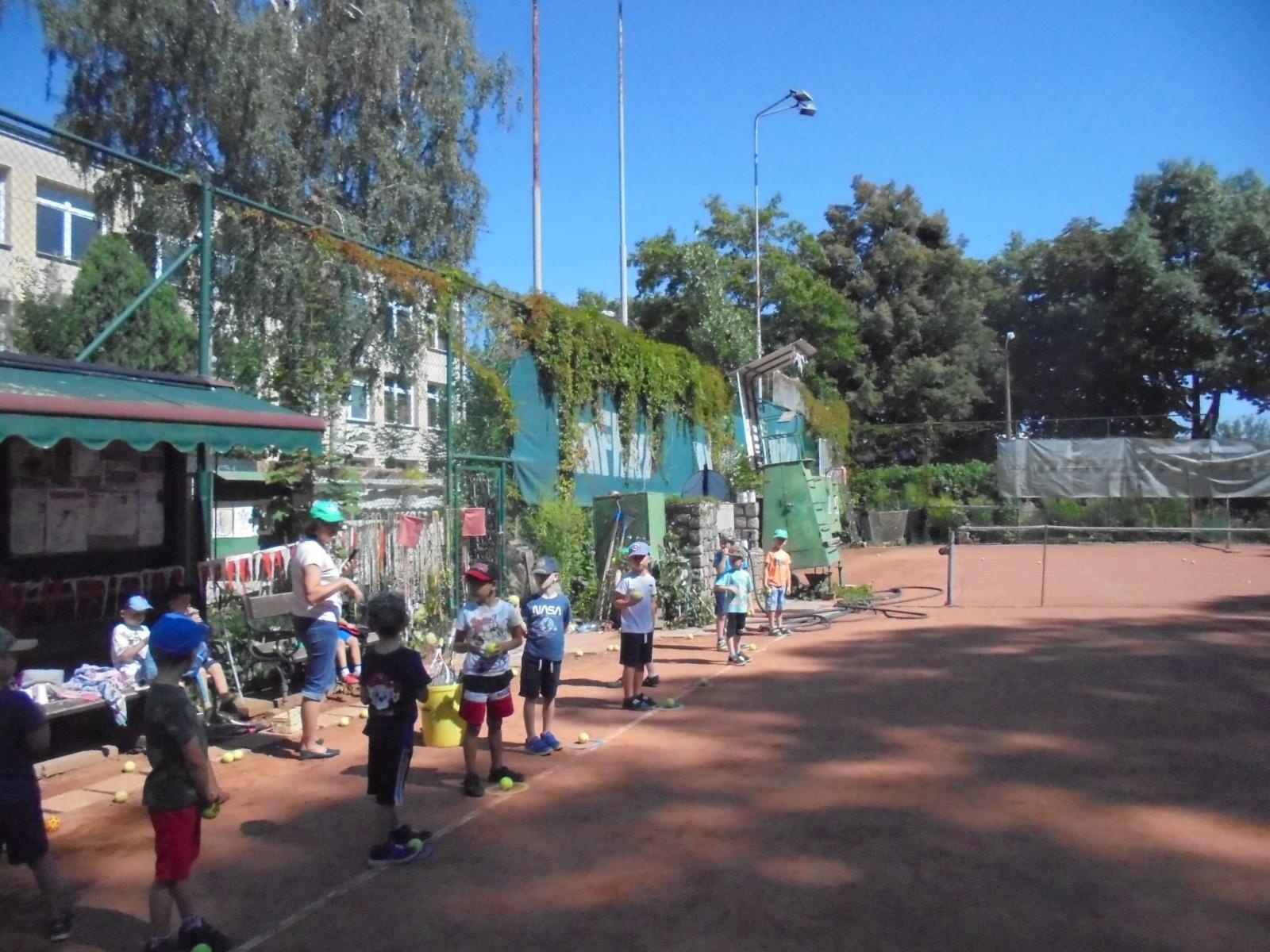 Zdjęcie w galerii na portalu naszraciborz.pl: Przedszkolaki z Bema na tenisowym korcie wiadomości z regionu