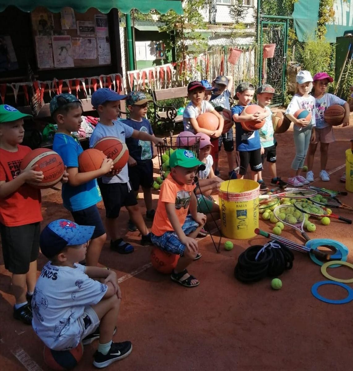 Zdjęcie w galerii na portalu naszraciborz.pl: Przedszkolaki z Bema na tenisowym korcie wiadomości z regionu