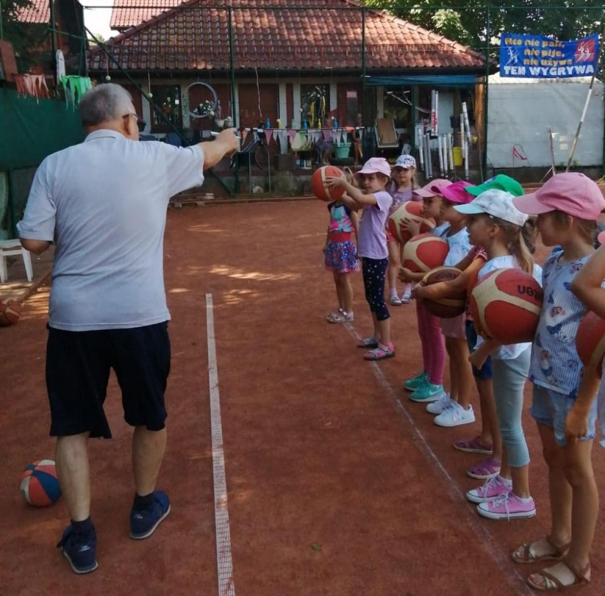 Zdjęcie w galerii na portalu naszraciborz.pl: Przedszkolaki z Bema na tenisowym korcie wiadomości z regionu