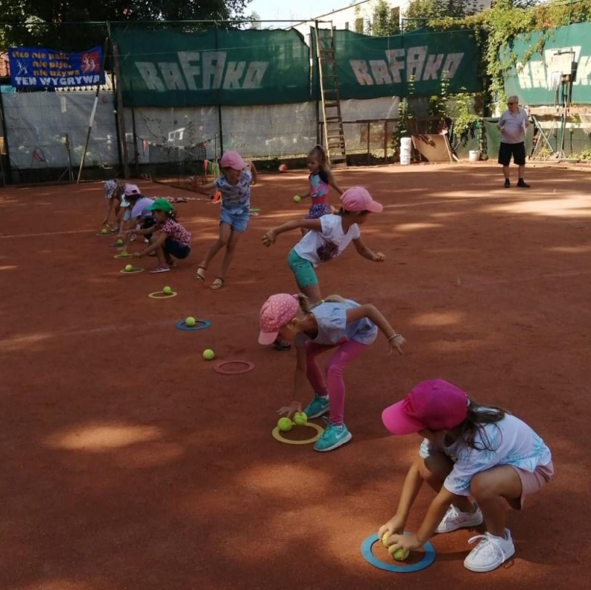 Zdjęcie w galerii na portalu naszraciborz.pl: Przedszkolaki z Bema na tenisowym korcie wiadomości z regionu