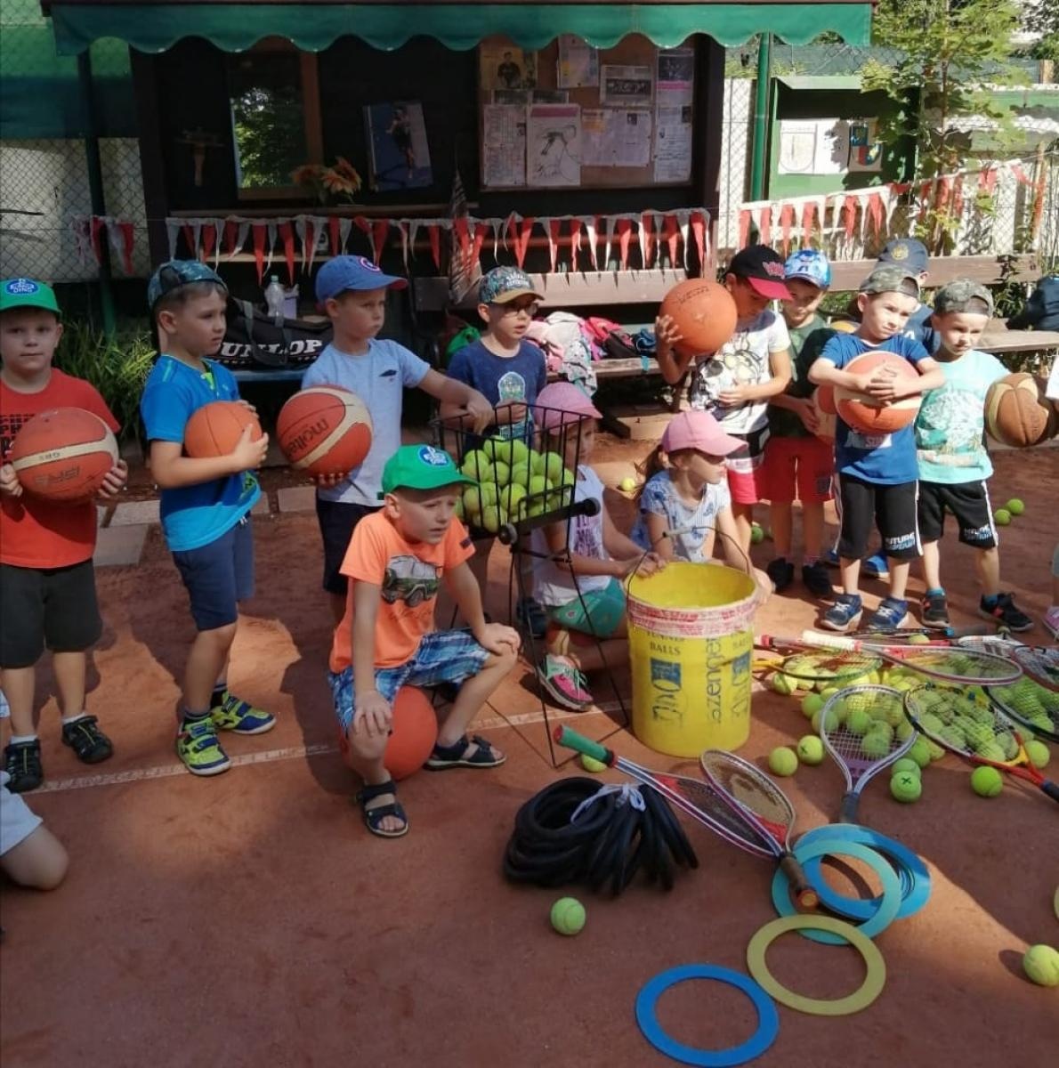 Zdjęcie w galerii na portalu naszraciborz.pl: Przedszkolaki z Bema na tenisowym korcie wiadomości z regionu