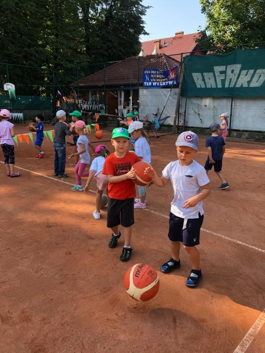 Zdjęcie w galerii na portalu naszraciborz.pl: Przedszkolaki z Bema na tenisowym korcie wiadomości z regionu