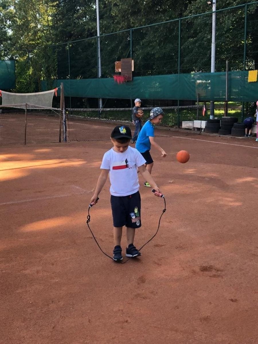 Zdjęcie w galerii na portalu naszraciborz.pl: Przedszkolaki z Bema na tenisowym korcie wiadomości z regionu