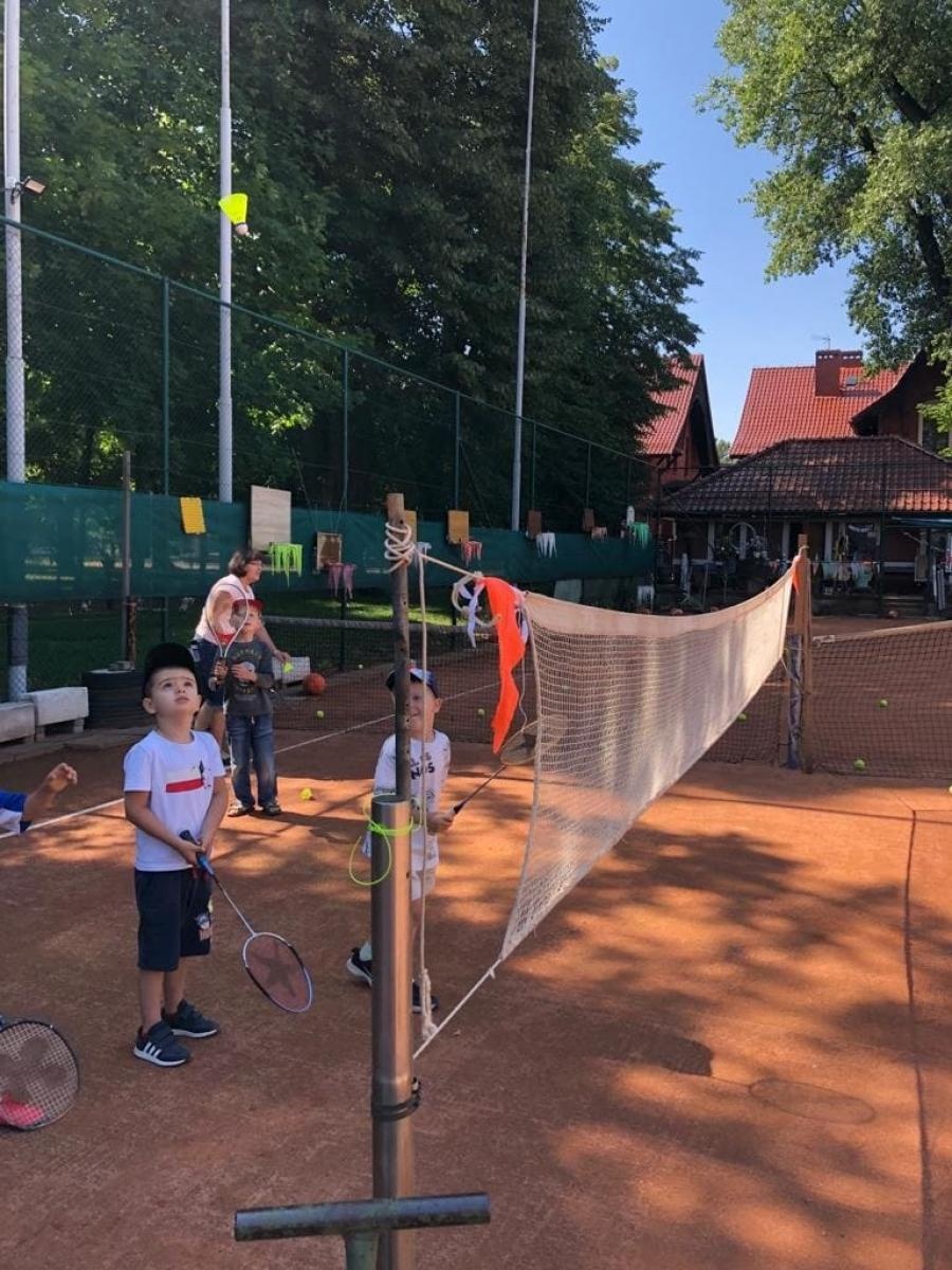 Zdjęcie w galerii na portalu naszraciborz.pl: Przedszkolaki z Bema na tenisowym korcie wiadomości z regionu