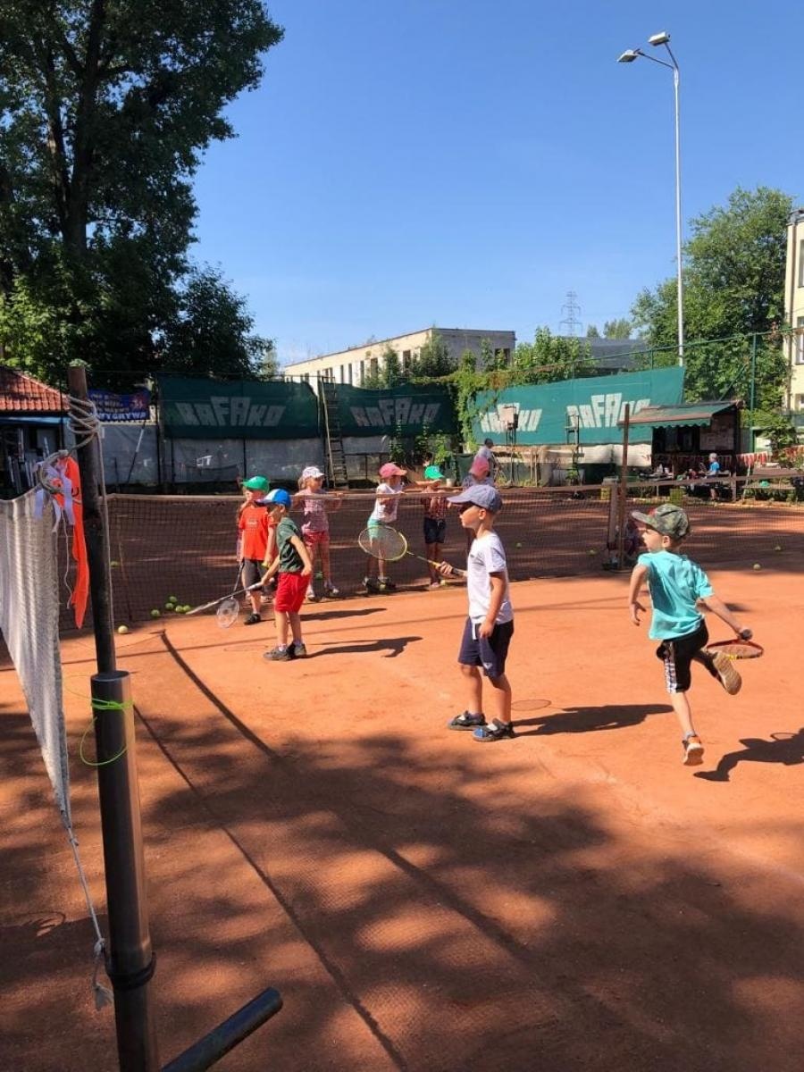 Zdjęcie w galerii na portalu naszraciborz.pl: Przedszkolaki z Bema na tenisowym korcie wiadomości z regionu