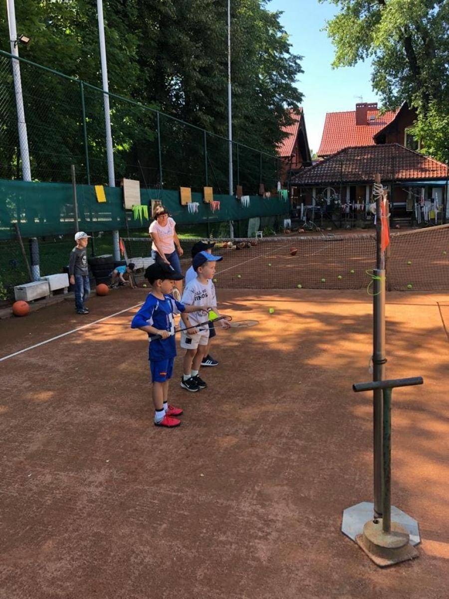 Zdjęcie w galerii na portalu naszraciborz.pl: Przedszkolaki z Bema na tenisowym korcie wiadomości z regionu