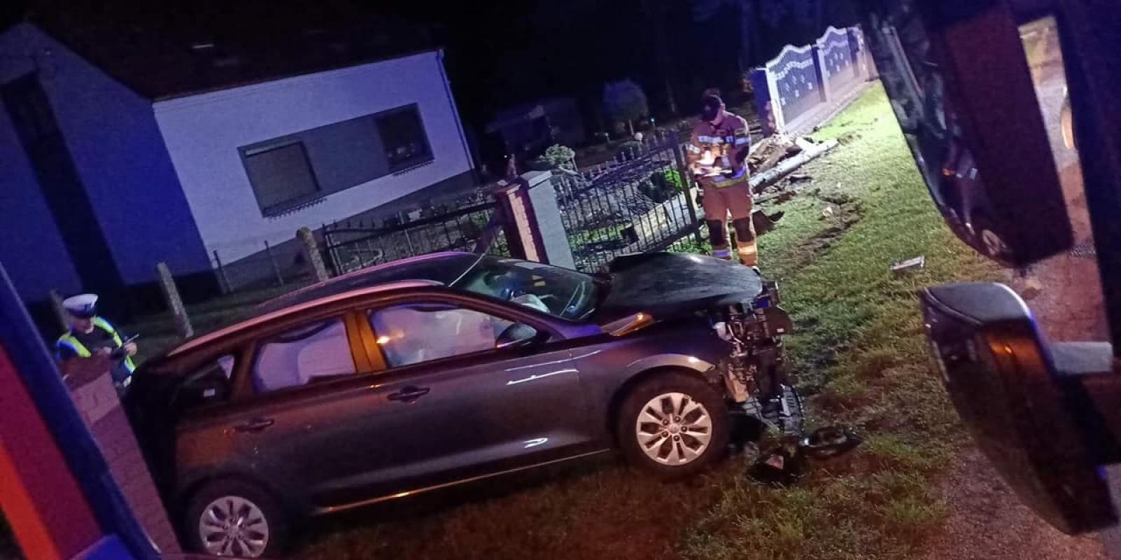 Zdjęcie w galerii na portalu naszraciborz.pl: Uderzył w ogrodzenie posesji i uciekł pieszo [FOTO] wiadomości z regionu