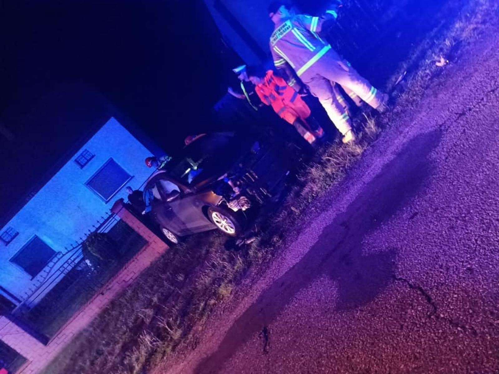 Zdjęcie w galerii na portalu naszraciborz.pl: Uderzył w ogrodzenie posesji i uciekł pieszo [FOTO] wiadomości z regionu