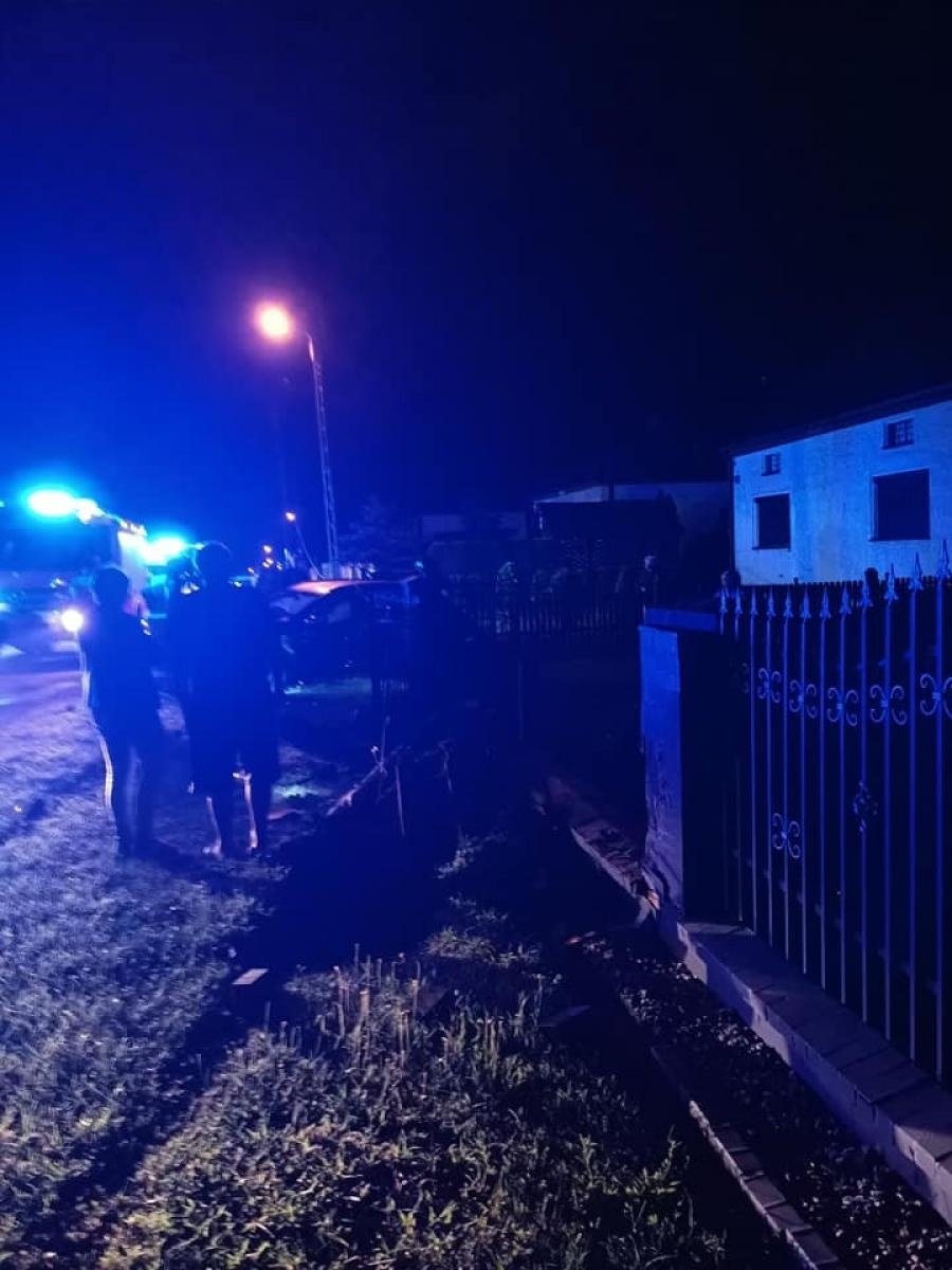 Zdjęcie w galerii na portalu naszraciborz.pl: Uderzył w ogrodzenie posesji i uciekł pieszo [FOTO] wiadomości z regionu