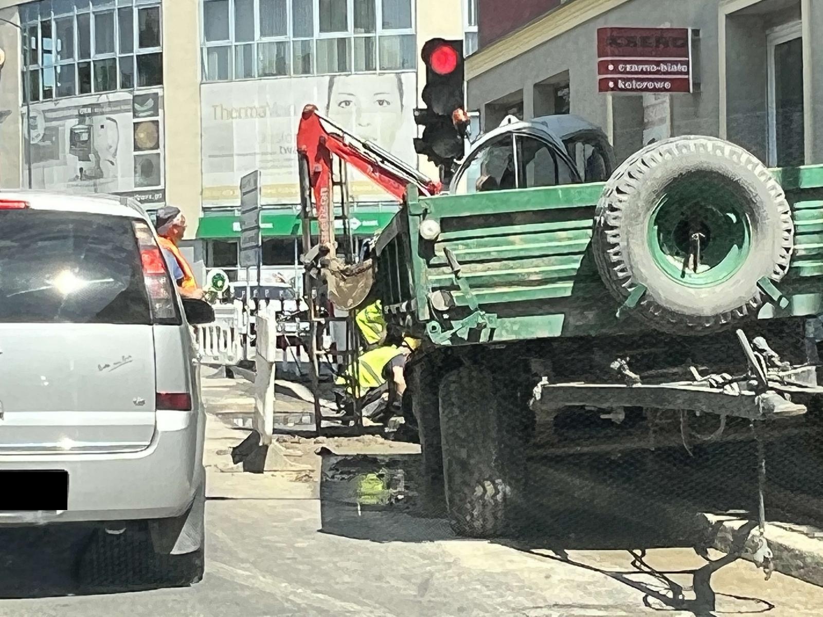 Zdjęcie w galerii na portalu naszraciborz.pl: Czytelnicy interweniują - brud i dziura wiadomości z regionu