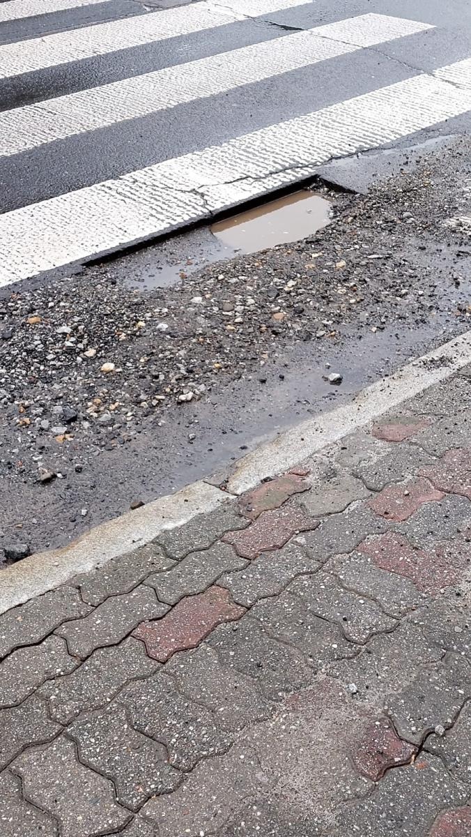 Zdjęcie w galerii na portalu naszraciborz.pl: Czytelnicy interweniują - brud i dziura wiadomości z regionu