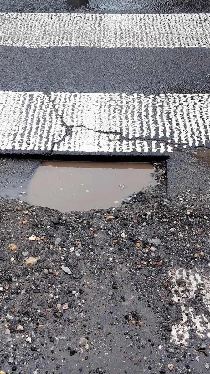 Zdjęcie w galerii na portalu naszraciborz.pl: Czytelnicy interweniują - brud i dziura wiadomości z regionu