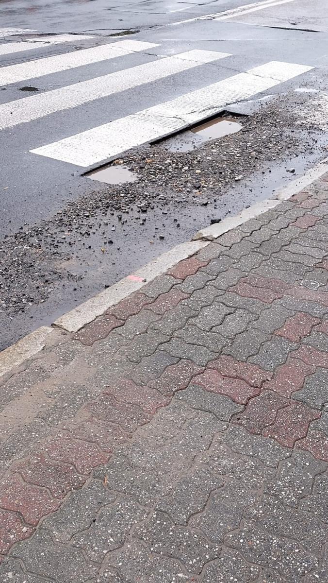 Zdjęcie w galerii na portalu naszraciborz.pl: Czytelnicy interweniują - brud i dziura wiadomości z regionu