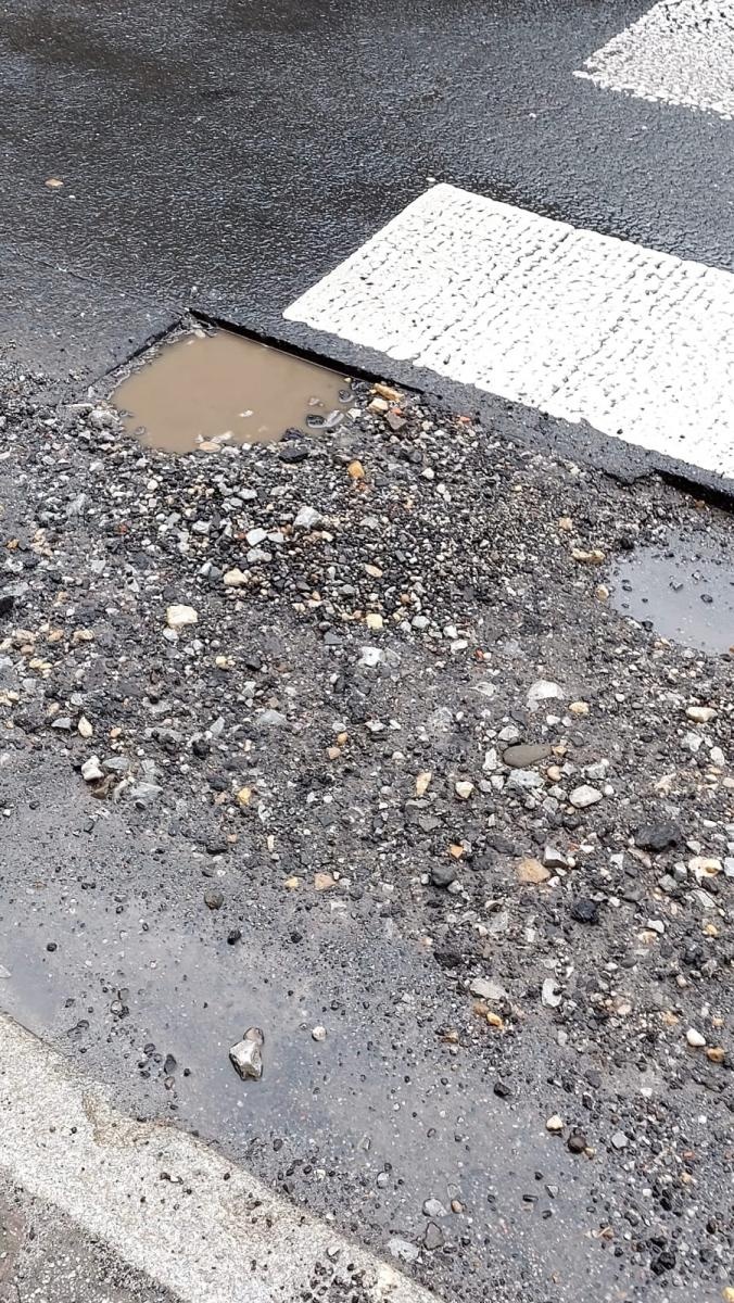 Zdjęcie w galerii na portalu naszraciborz.pl: Czytelnicy interweniują - brud i dziura wiadomości z regionu