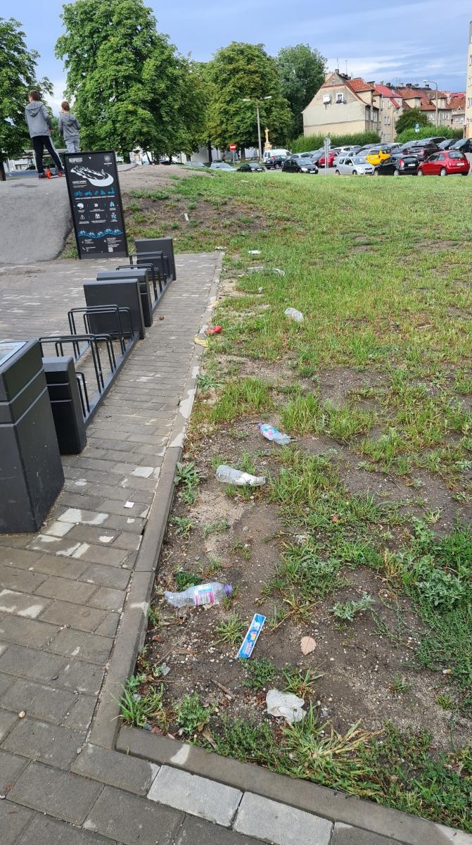 Zdjęcie w galerii na portalu naszraciborz.pl: Czytelnicy interweniują - brud i dziura wiadomości z regionu