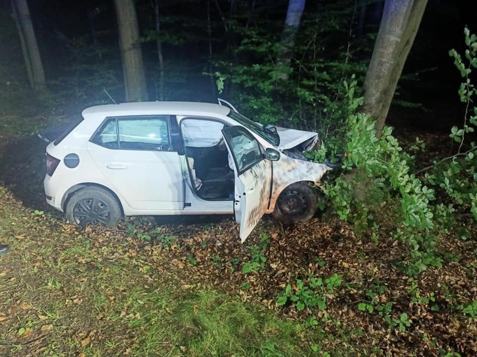 Zdjęcie w galerii na portalu naszraciborz.pl: Raport 998. Skoda fabia wypadła z drogi i uderzyła w drzewo [FOTO] wiadomości z regionu