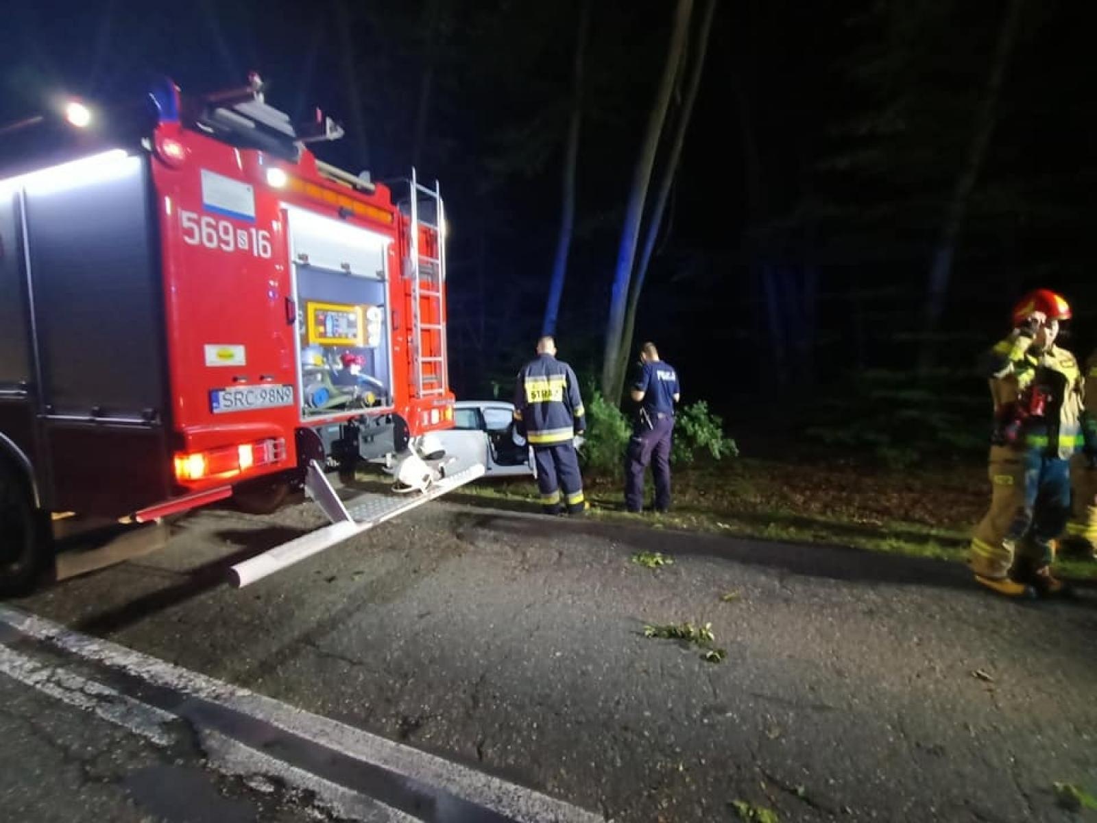 Zdjęcie w galerii na portalu naszraciborz.pl: Raport 998. Skoda fabia wypadła z drogi i uderzyła w drzewo [FOTO] wiadomości z regionu