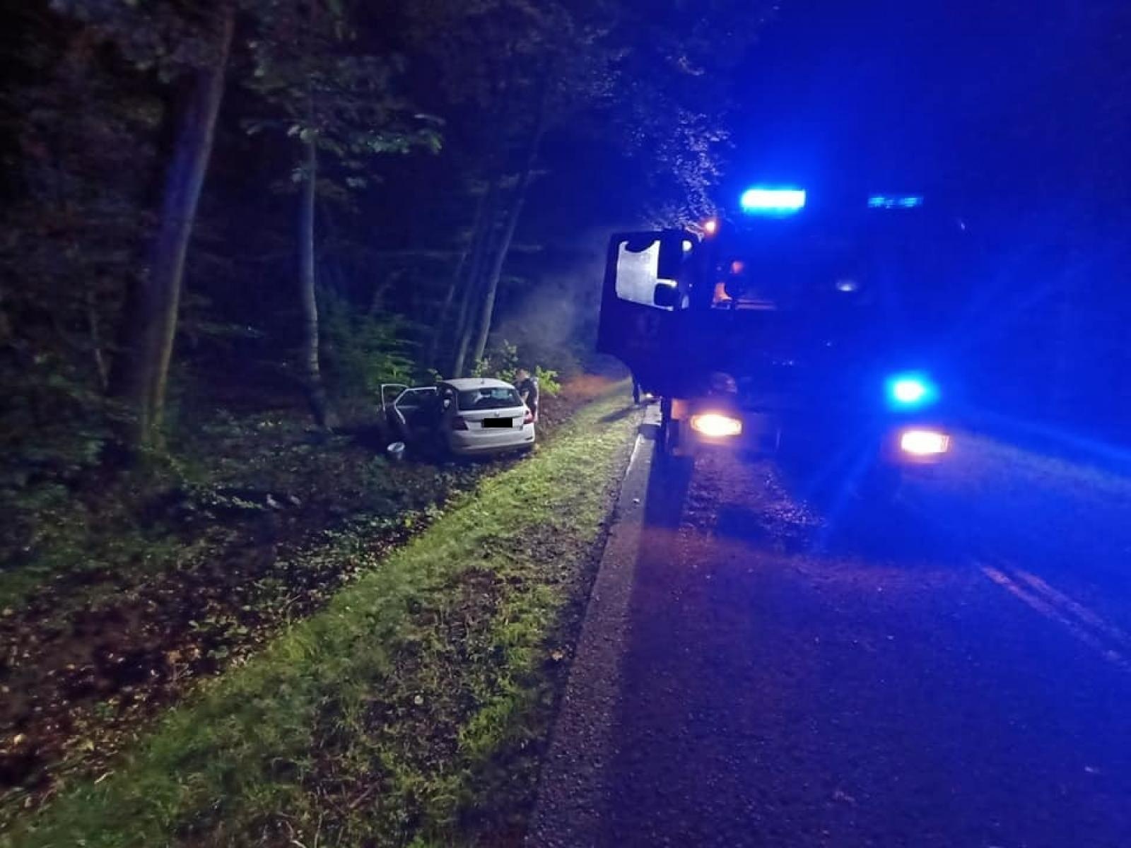 Zdjęcie w galerii na portalu naszraciborz.pl: Raport 998. Skoda fabia wypadła z drogi i uderzyła w drzewo [FOTO] wiadomości z regionu