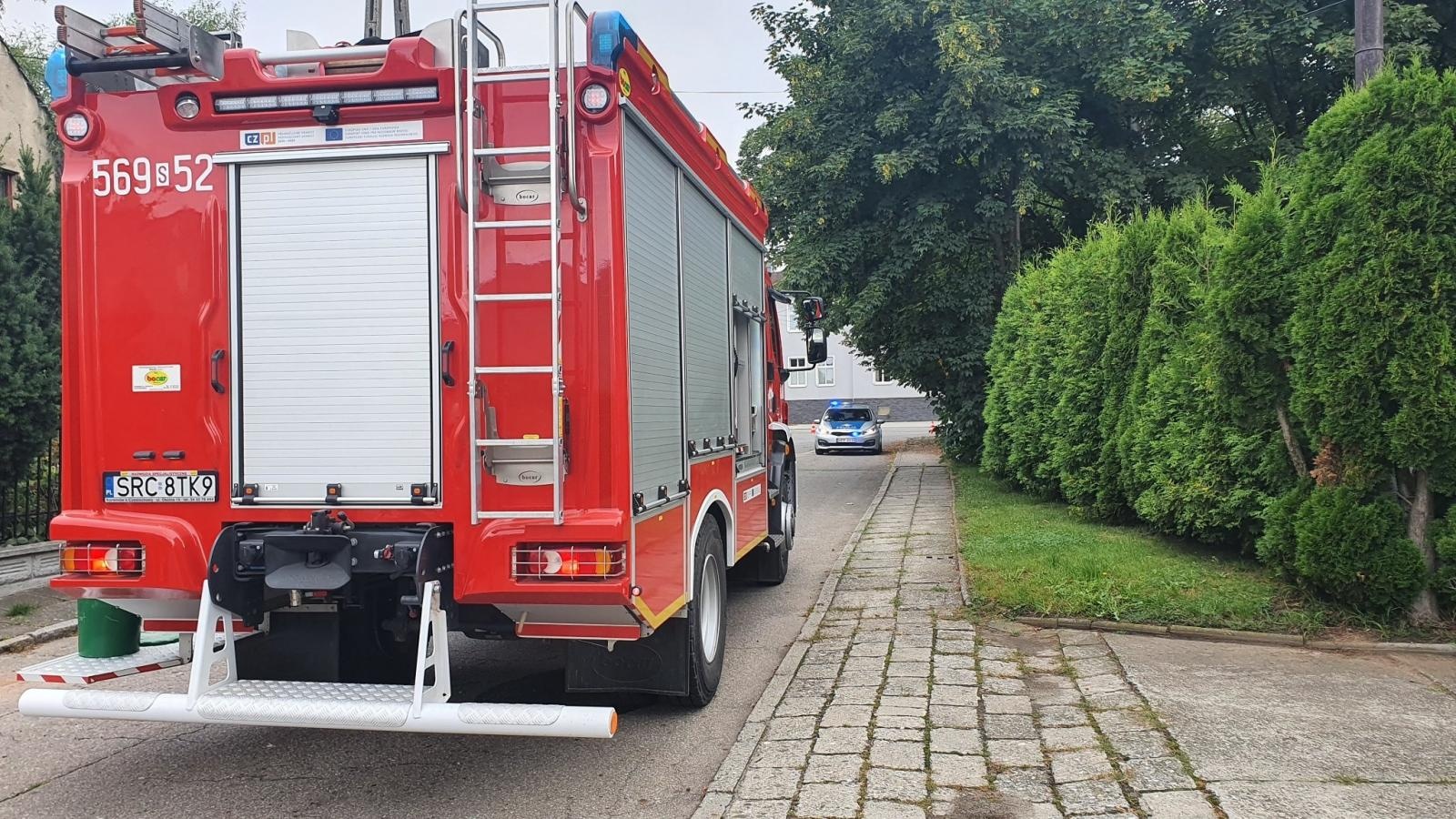 Zdjęcie w galerii na portalu naszraciborz.pl: Samochód skosił płot w Krzanowicach. Kierowca uciekł, ale zostawił policji ślady wiadomości z regionu