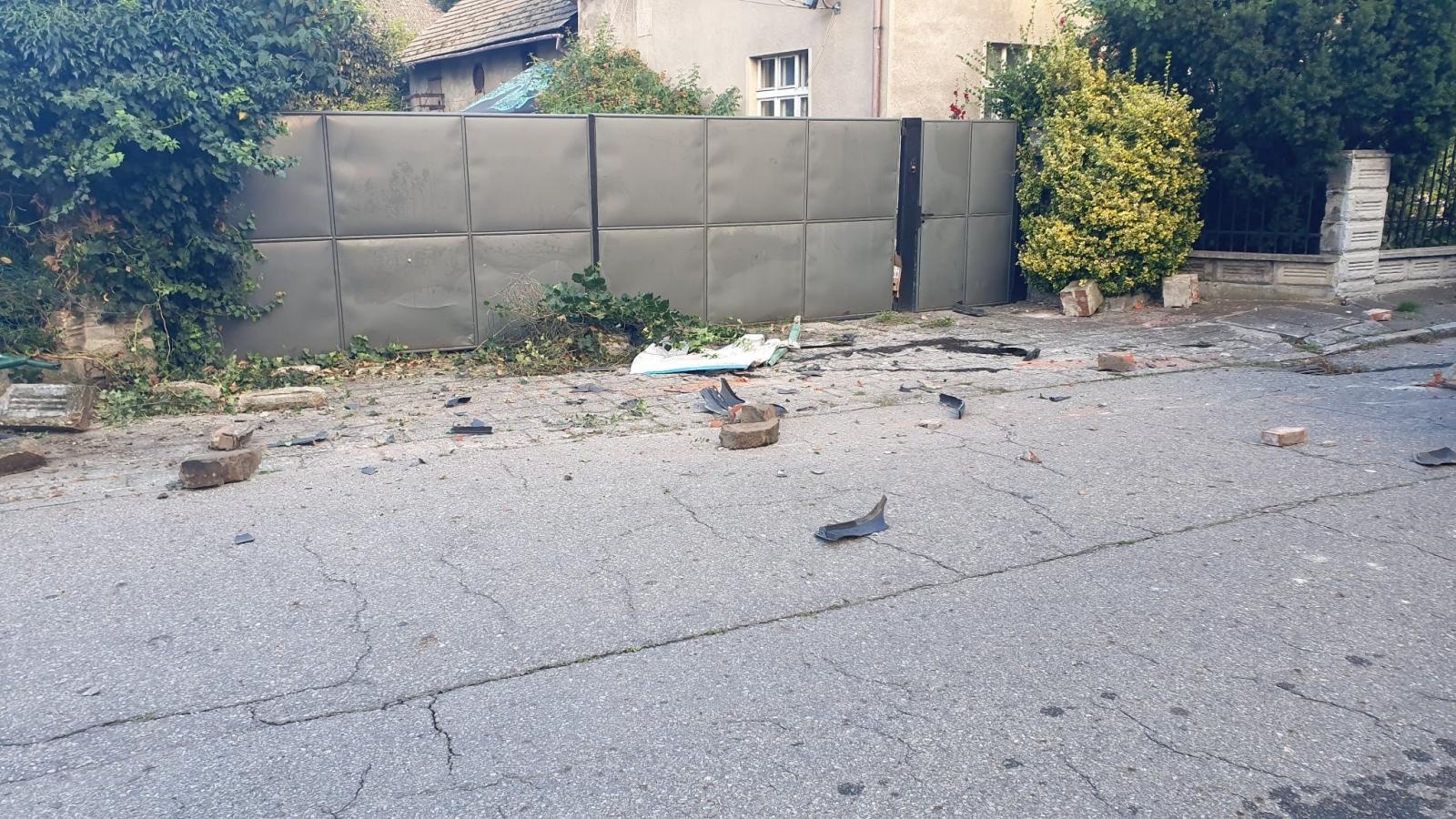 Zdjęcie w galerii na portalu naszraciborz.pl: Samochód skosił płot w Krzanowicach. Kierowca uciekł, ale zostawił policji ślady wiadomości z regionu